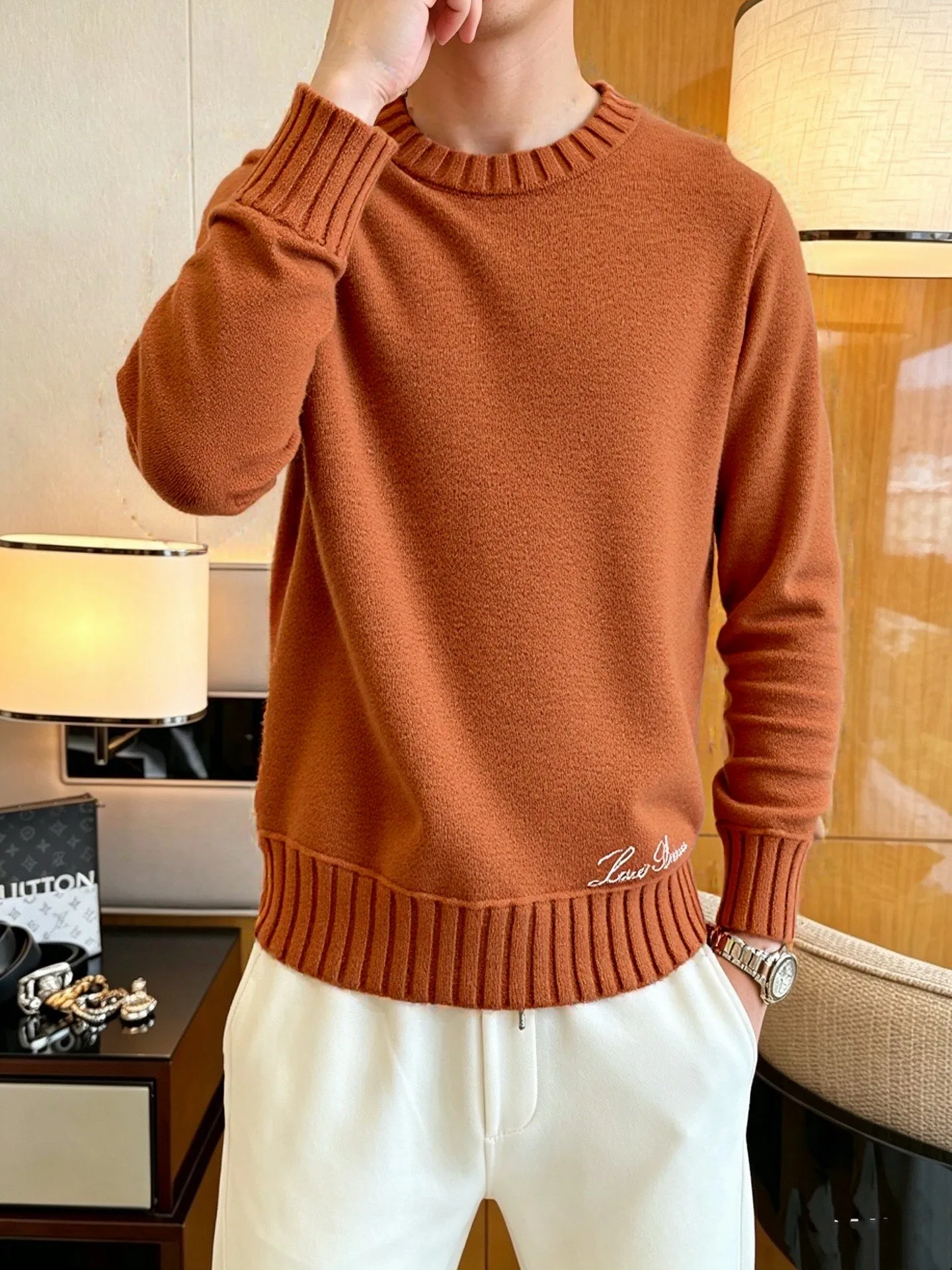 LP's new autumn and winter low-key luxury sweater, a trendy gentleman's round neck Premium sweater. Wool yarn blending. Only double-layer yarn can produce such a premium effect. It is a channel product of a trading company. It is a winter star-level item. It is easy to wear and practical. It is an all-purpose basic Versatile style. The texture is excellent. It is skin-friendly and comfortable without scratching. It is a high-end fashion base layer that is extremely comfortable whether worn alone or layered. It has an excellent texture for close-fitting wear. Demonstrate high-end and invincible fashion! Slim-fitting but not tight, with high elasticity on all sides, it is definitely a very comfortable upper body experience. It is a must-have item for winter wear! The wiring is neat and delicate, the details are exquisite, and the upper body effect is excellent. There is no age limit, and it is the best product on the Internet! Size: S M L